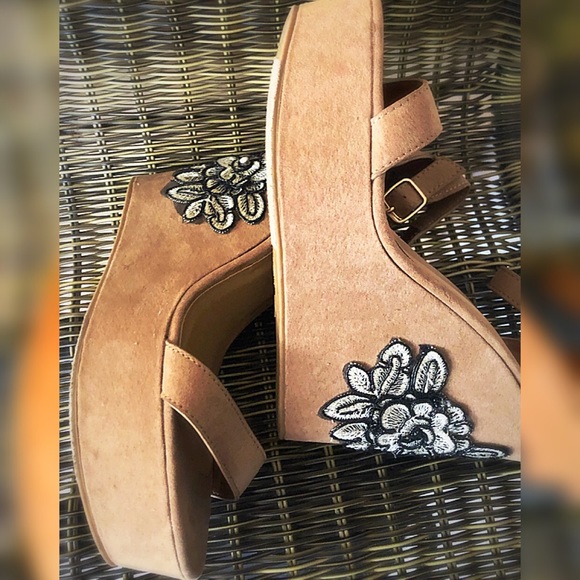 Boho Lily Platforms - Picture 5 of 8